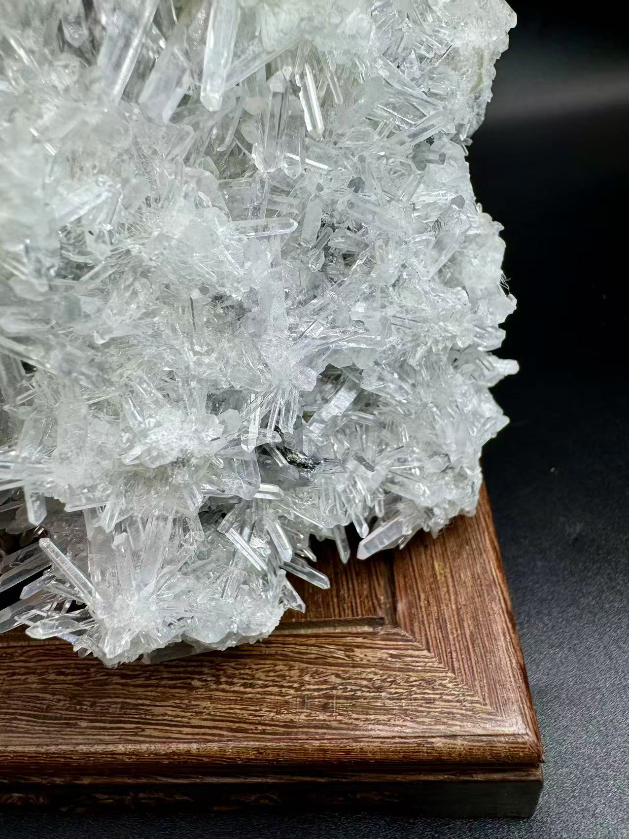 A00056 sparkly clarity clear quartz mixed specularite cluster