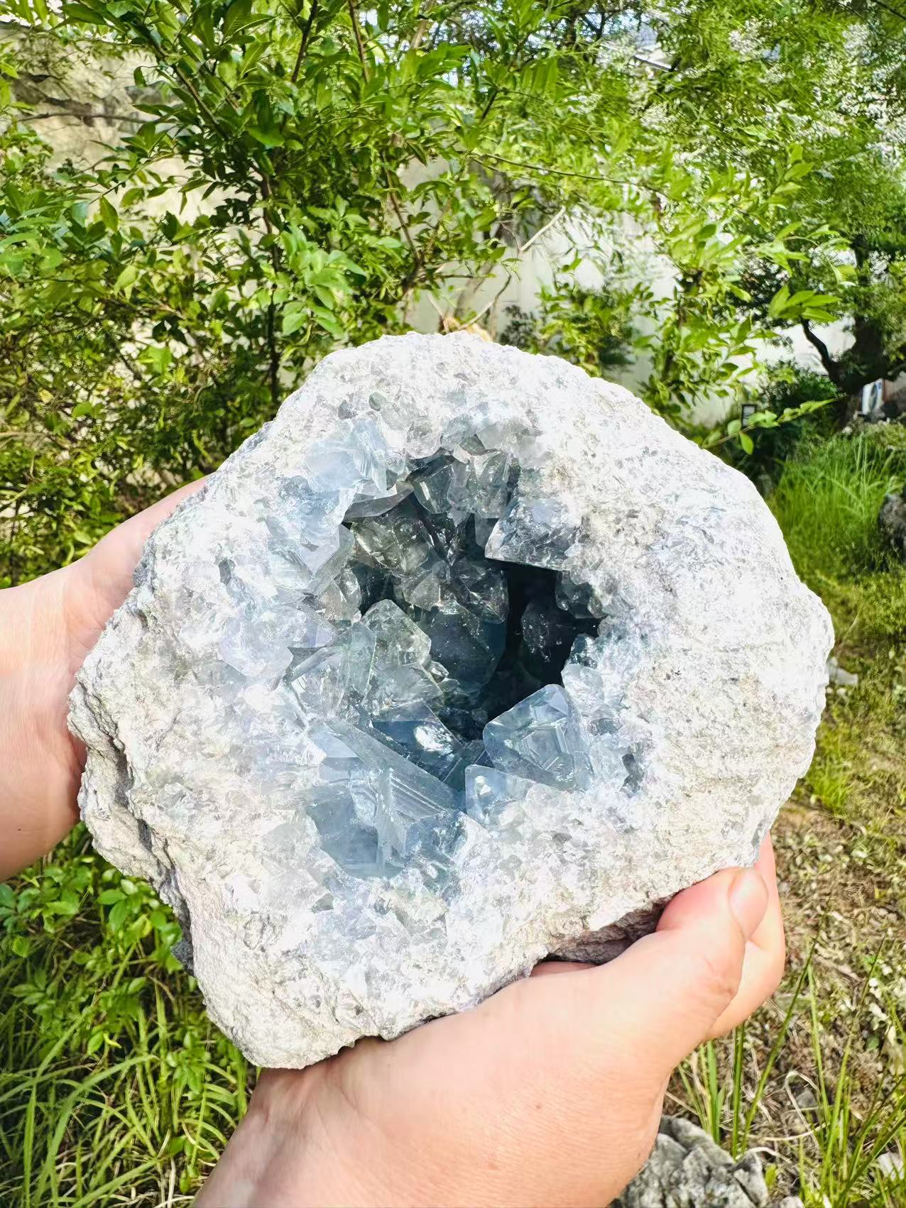 A00055 sparkly druzy geode blue celecite (big size)