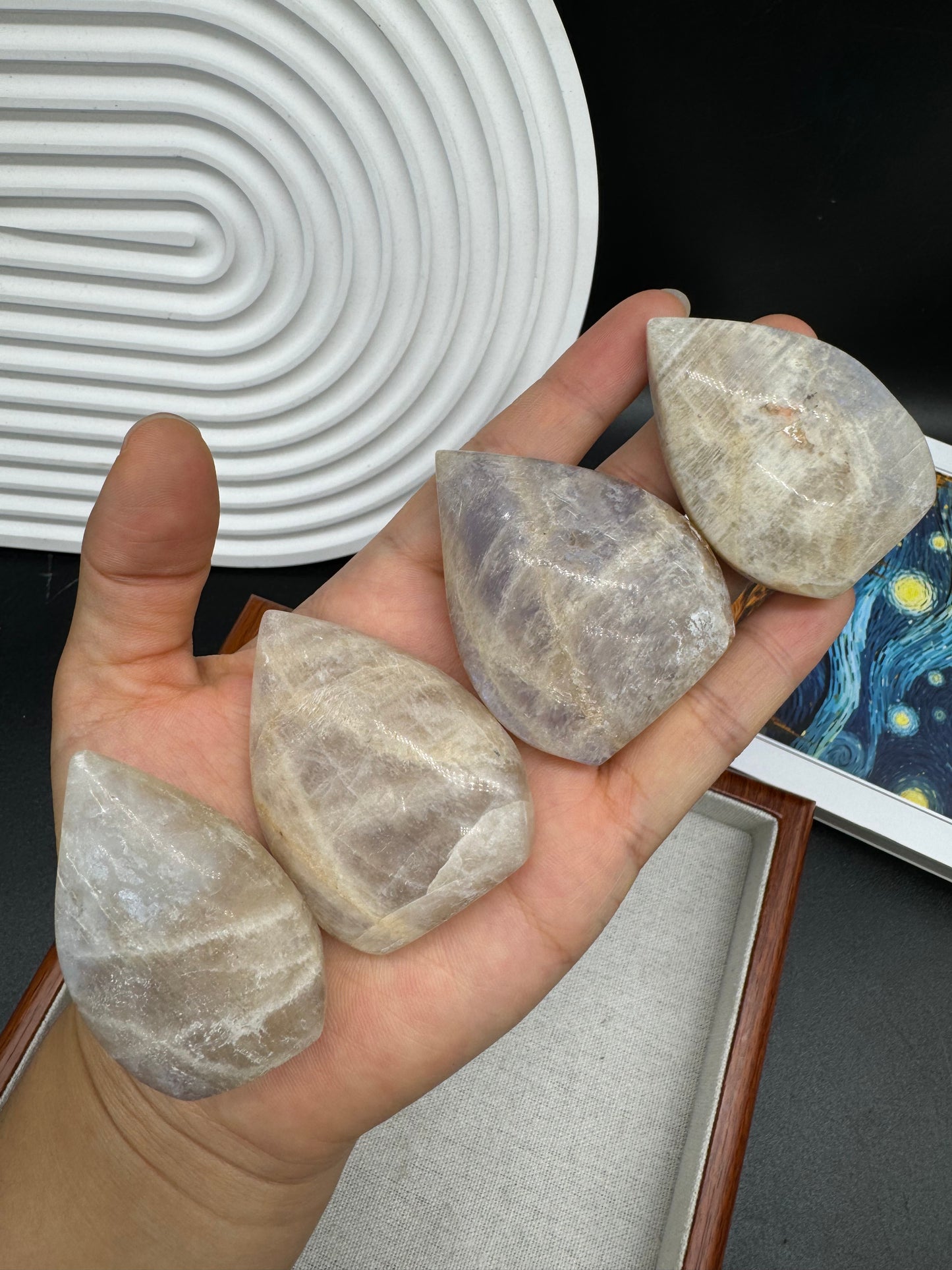 A00072 strong blue flash moonstone heart / freeform /leaf shape