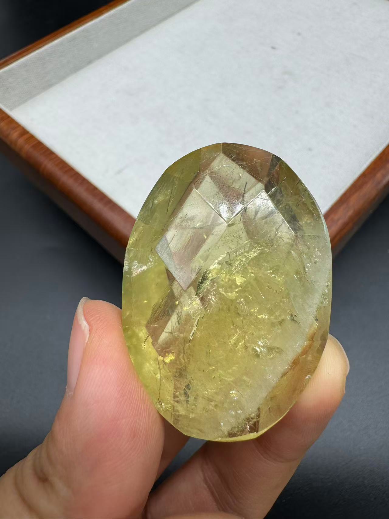 A00083 high quality hand craft diamond cirtrine palm stone