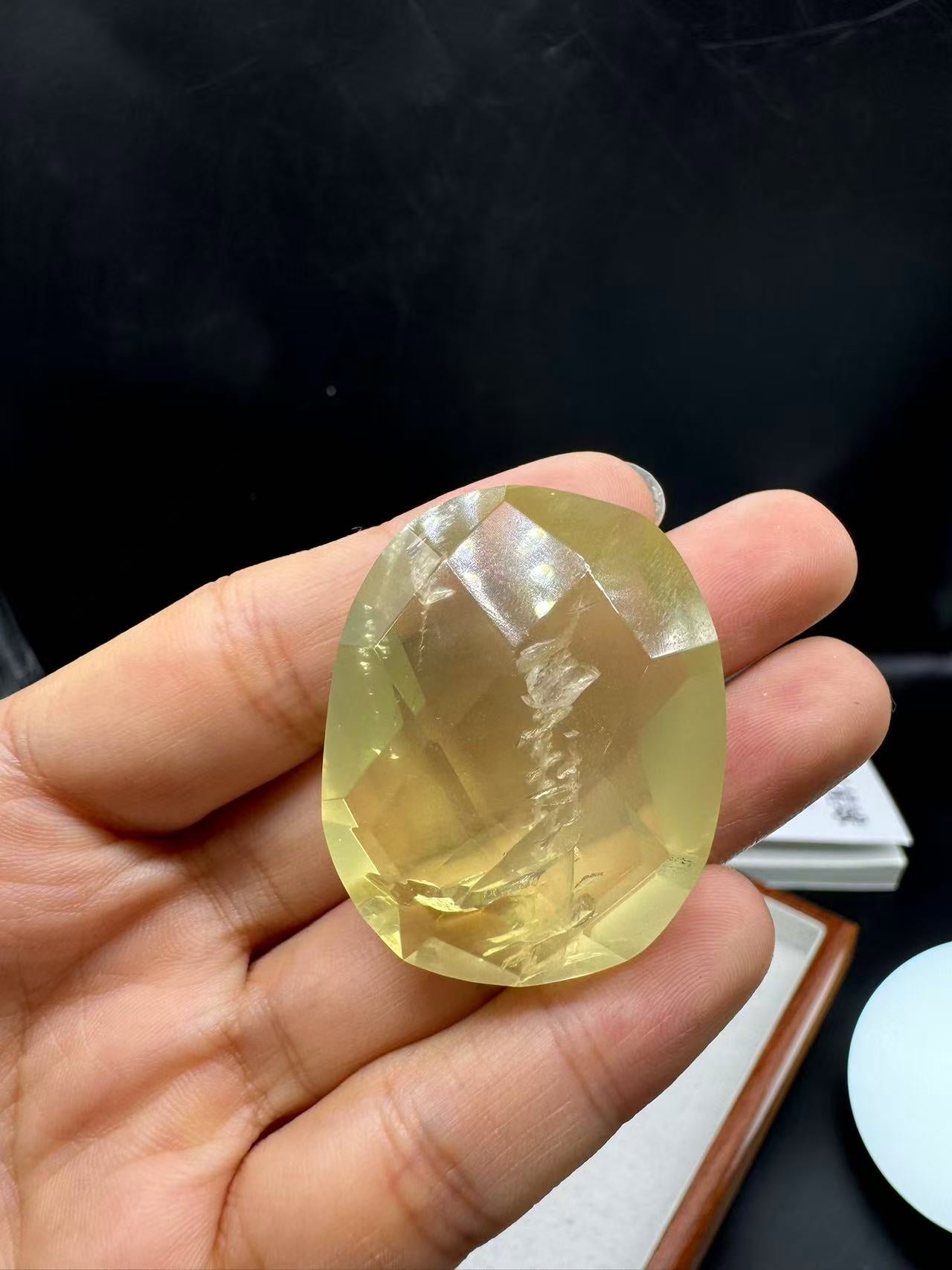 A00083 high quality hand craft diamond cirtrine palm stone