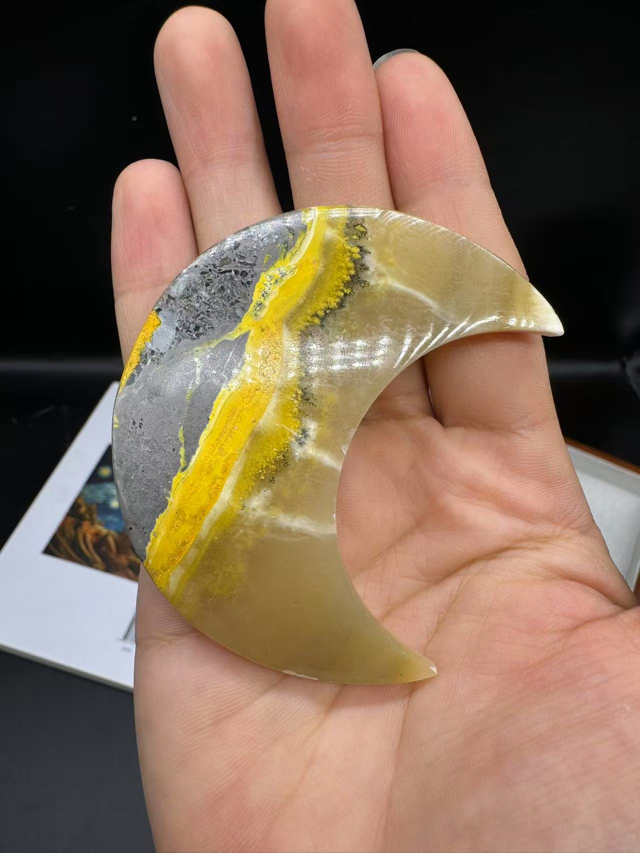 A00114 rare unique bumble bee moon carving