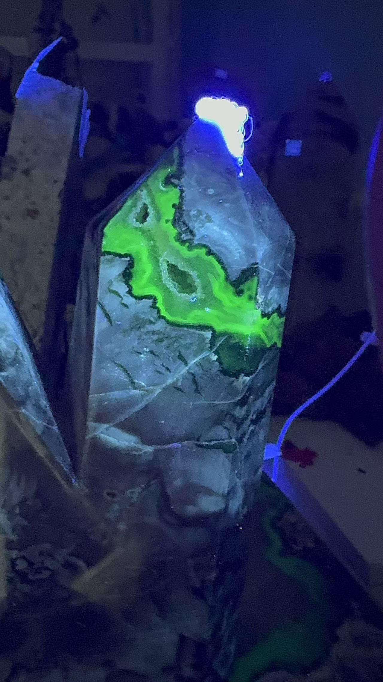 A00169 VERY beautiful green uv reaction volcano agate with good painting double point
