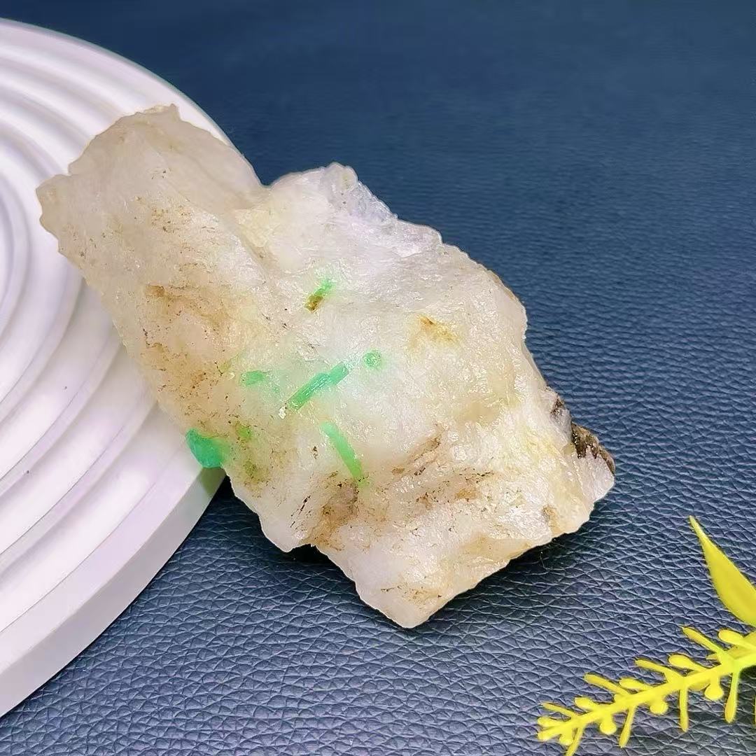 5A170G Gorgeous gem-green fluorite