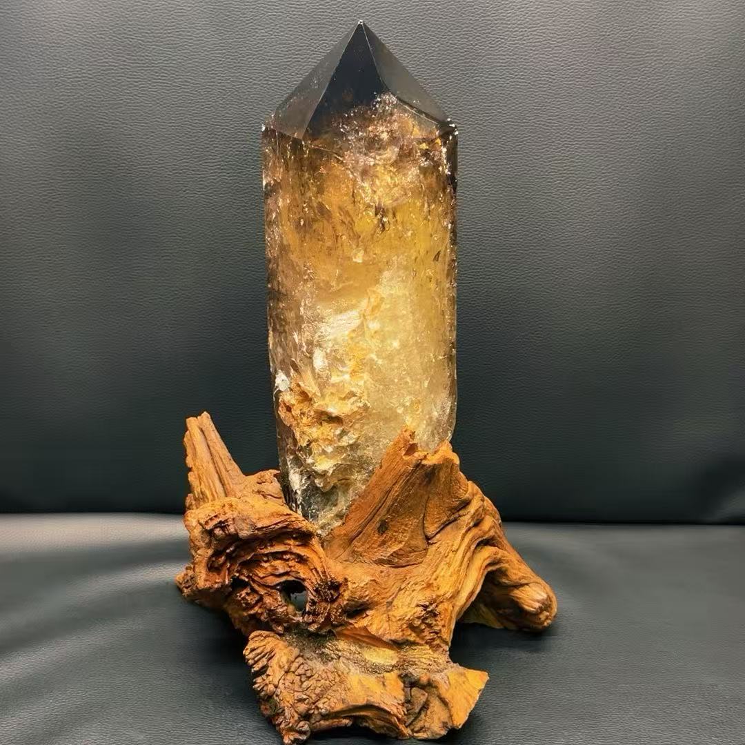 5A 3300G    High-clarity Natural  Smooky Quartz Large Point