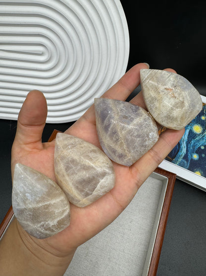 A00072 strong blue flash moonstone heart / freeform /leaf shape