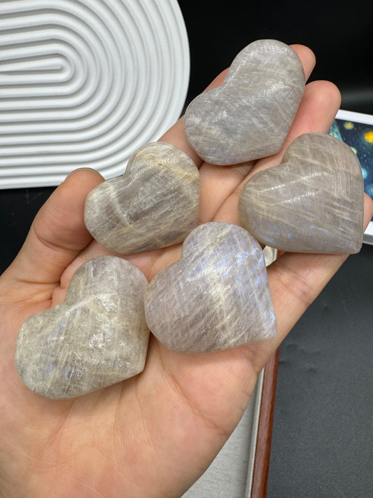 A00072 strong blue flash moonstone heart / freeform /leaf shape