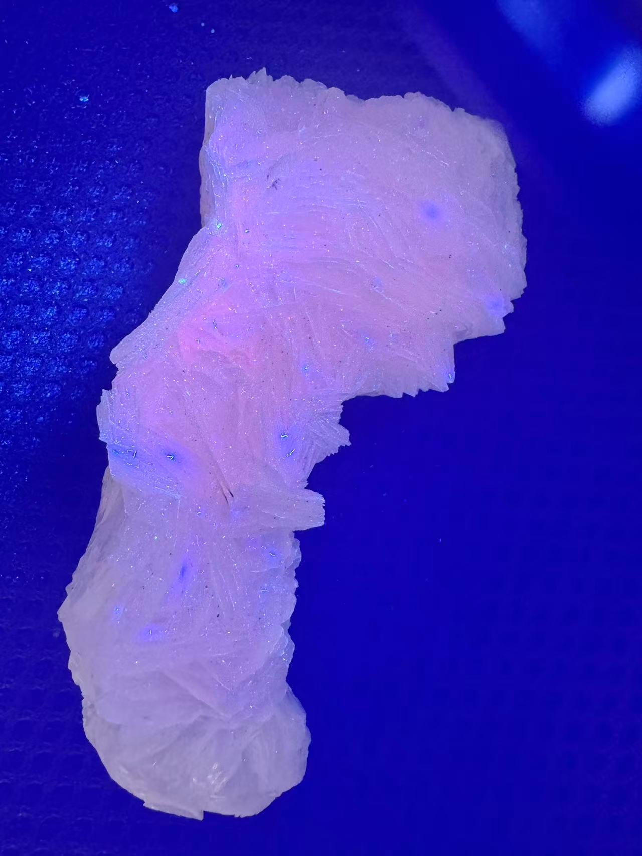 A00105 white layer rose calcite with beautiful pink UV reation