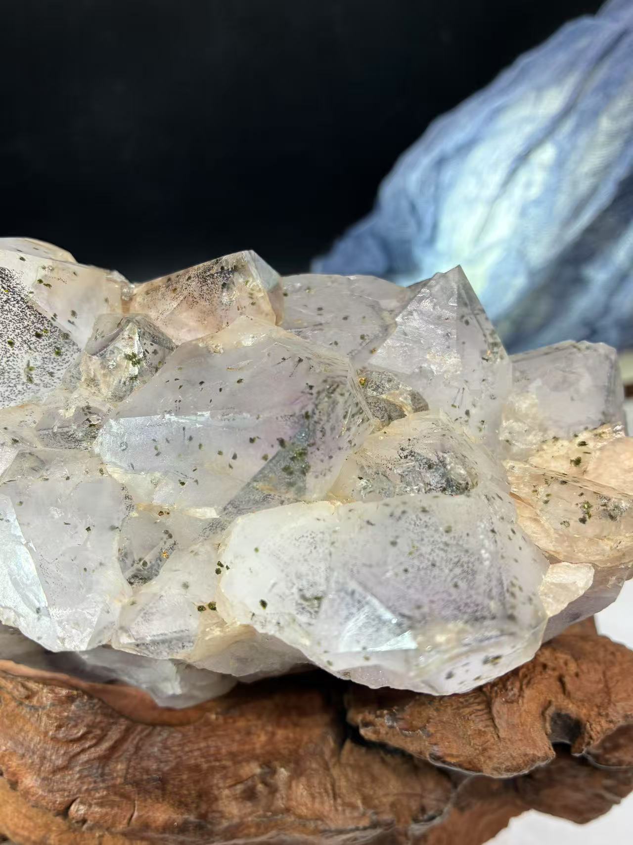 A00250 Rare natural highest quality super seven cluster with phantom mountain(golden sand/mica/rutilatedquartz/strawberry/cacoxenite/goethite)