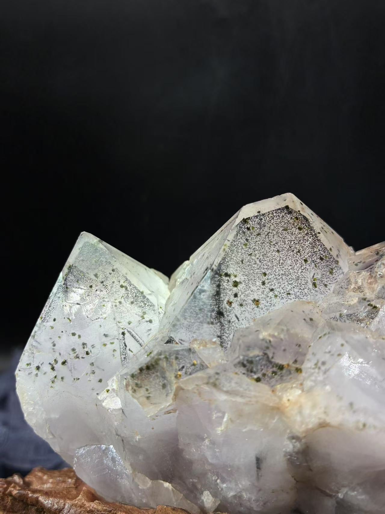 A00250 Rare natural highest quality super seven cluster with phantom mountain(golden sand/mica/rutilatedquartz/strawberry/cacoxenite/goethite)
