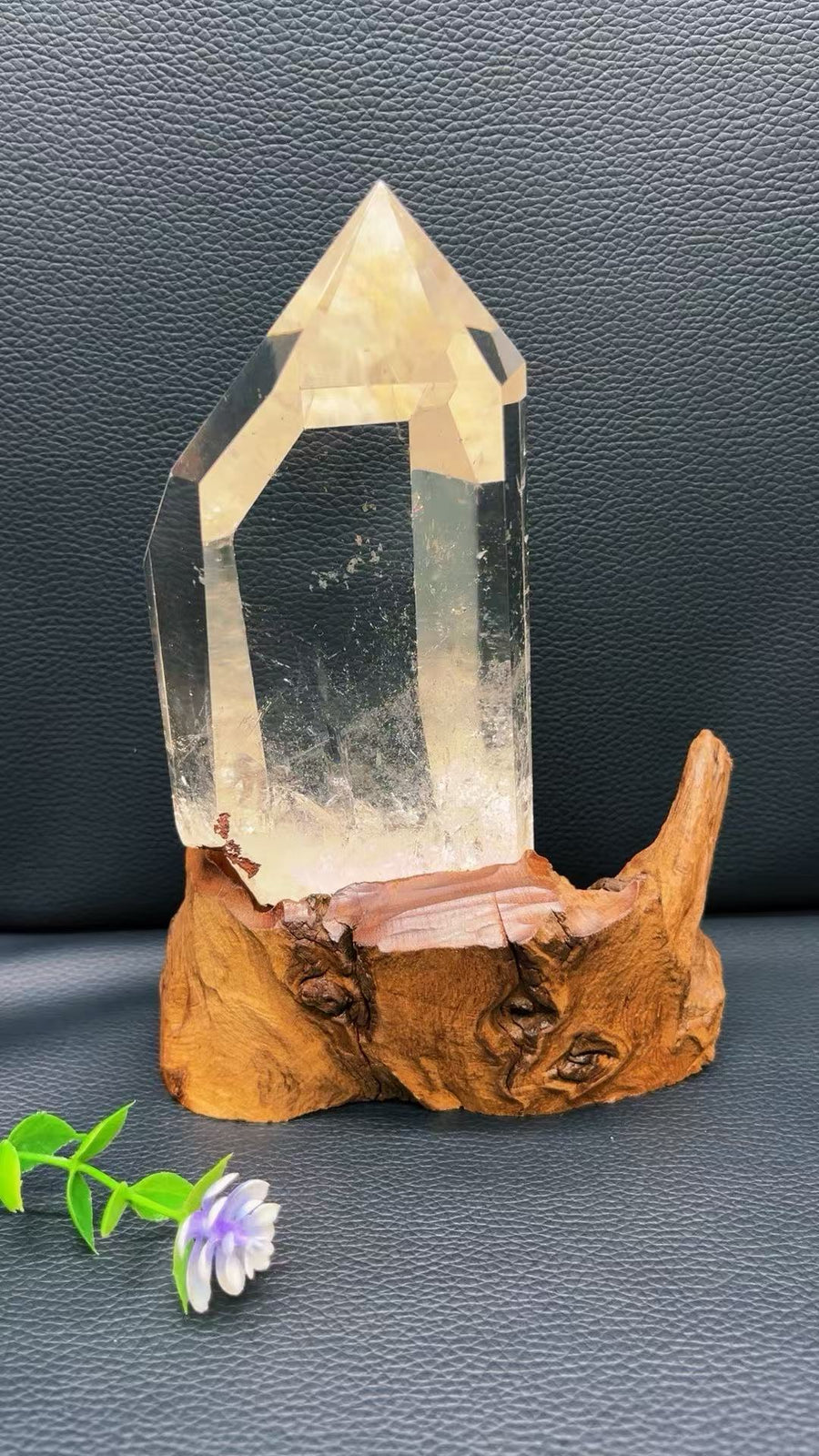 5A  770G  Sparkly  Rainbow Clear Quartz Point