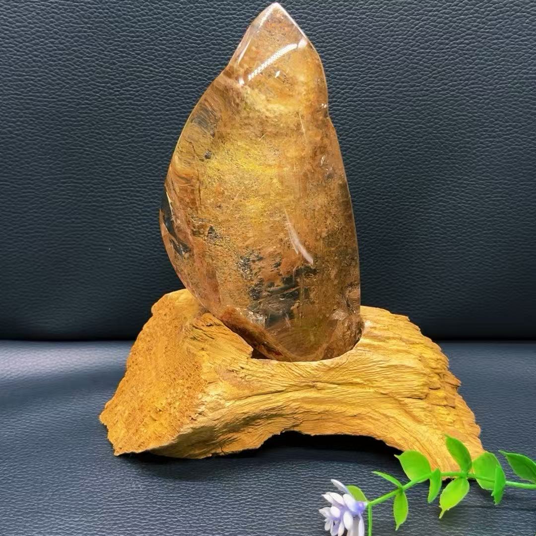 5A 610G  Lrregulark Rutilated and Multicolor Phantom  Quartz specimen