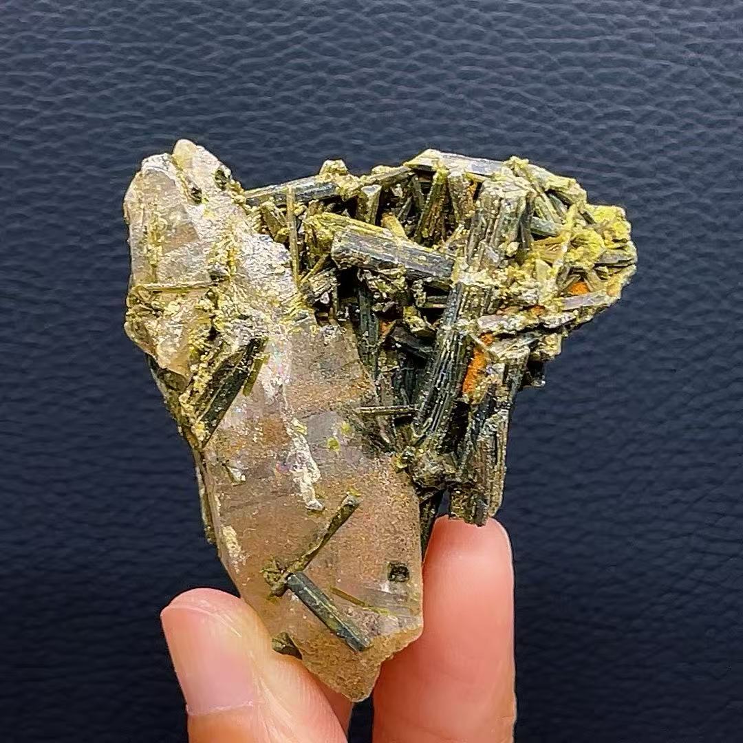 5A60G    Stunning epidote & clear quartz intergrowth