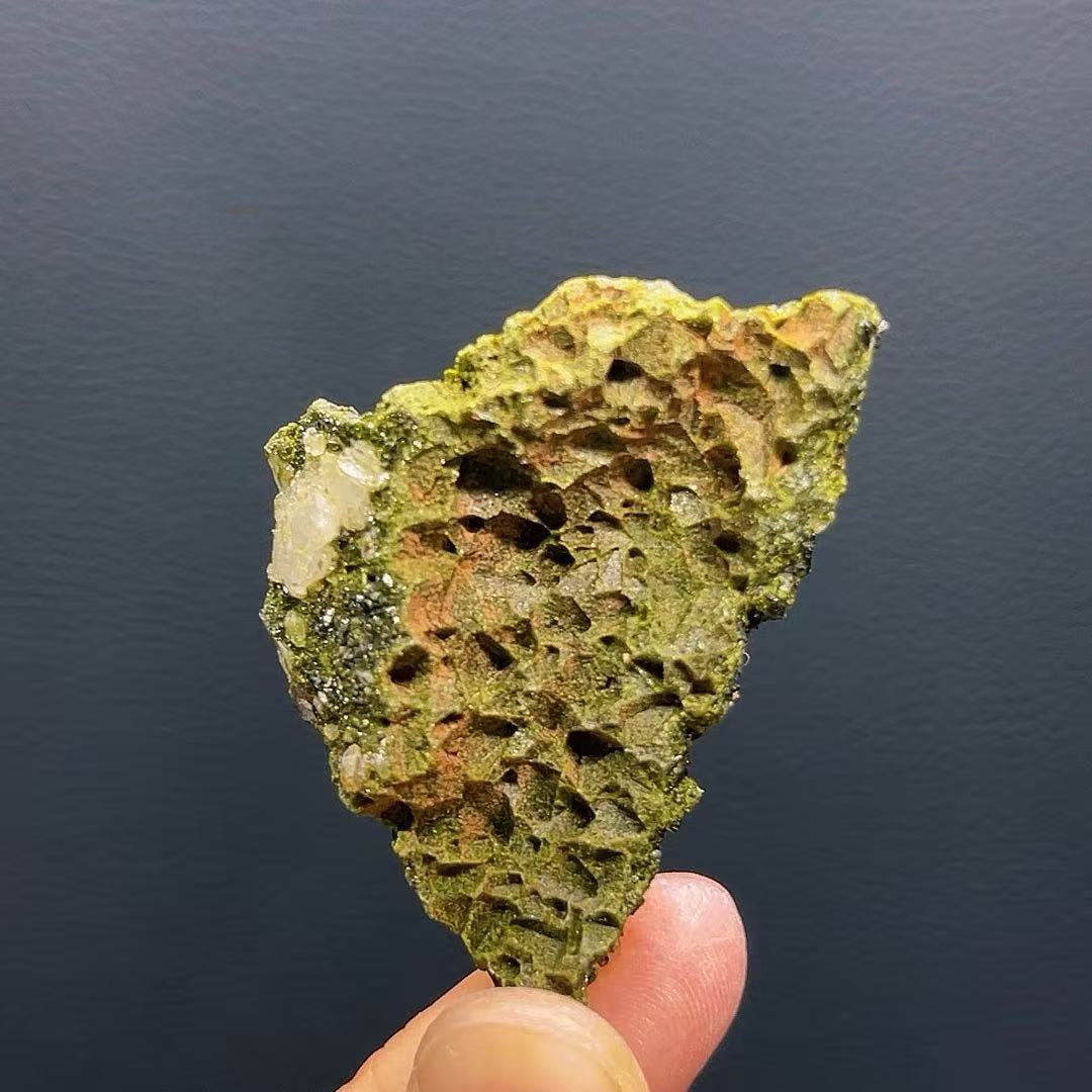 5A60G    Stunning epidote & clear quartz intergrowth