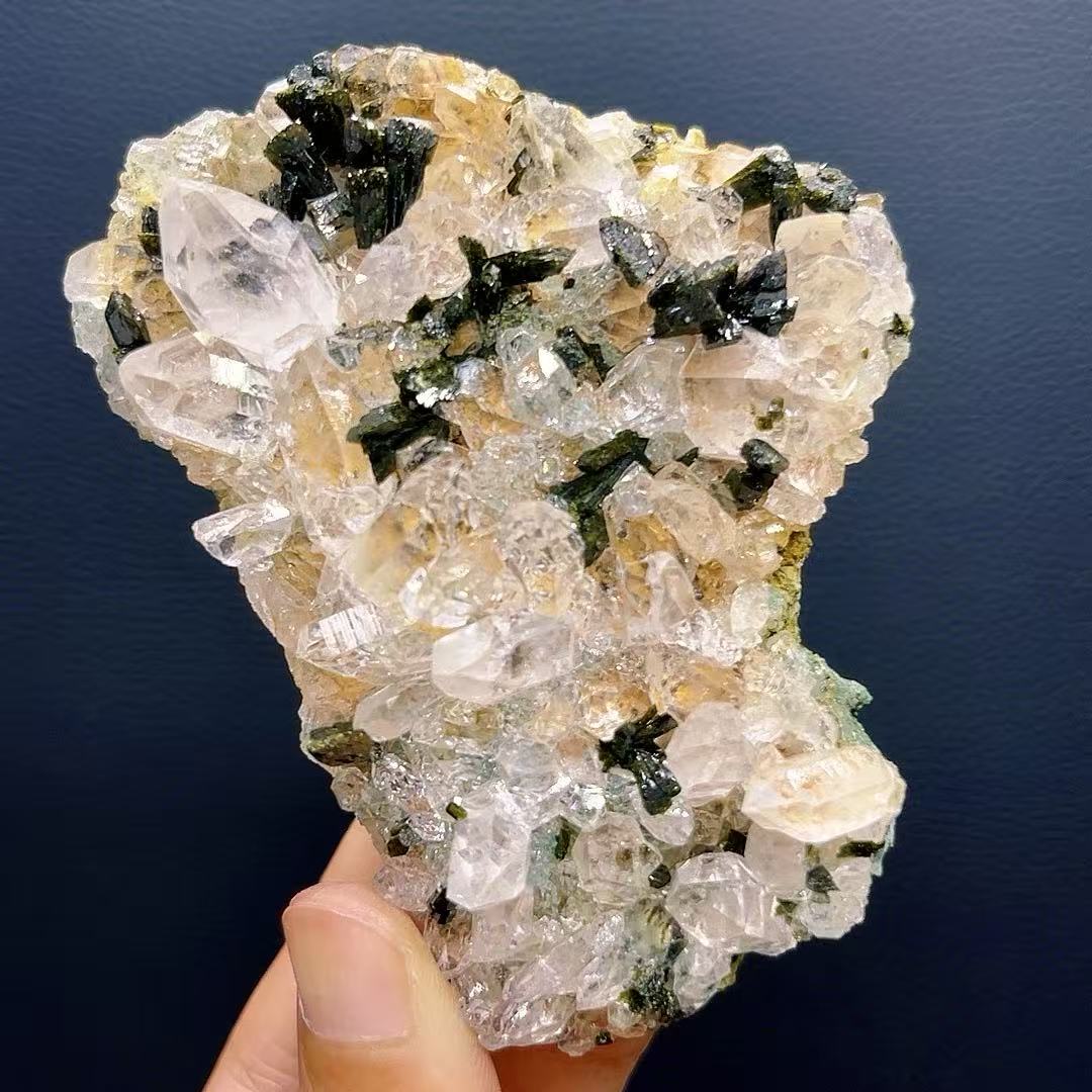 5A120G   Beautiful epidote intergrowth