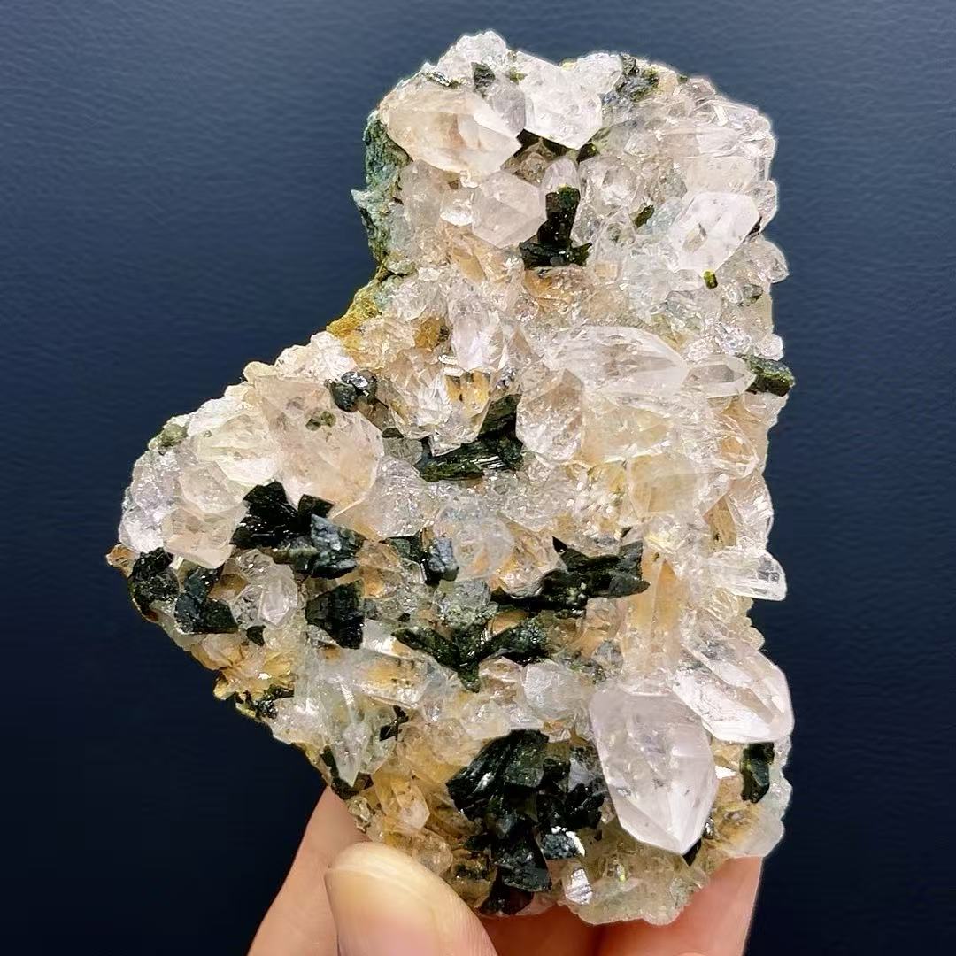 5A120G   Beautiful epidote intergrowth