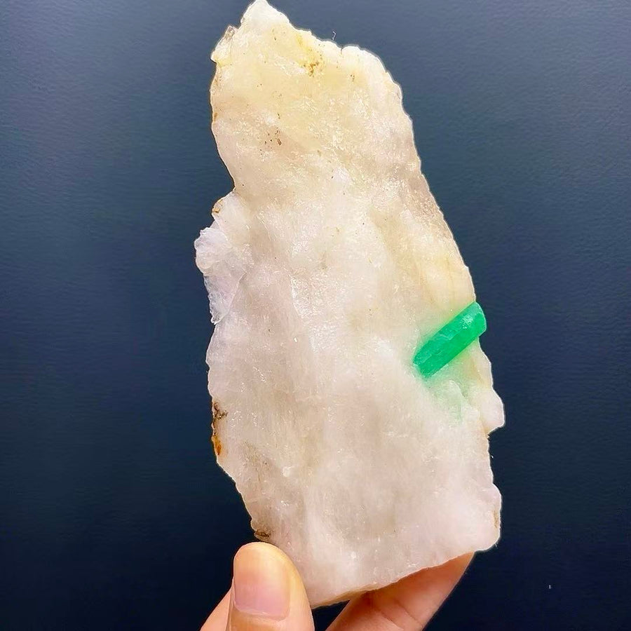 5A170G  Gorgeous gem-green fluorite