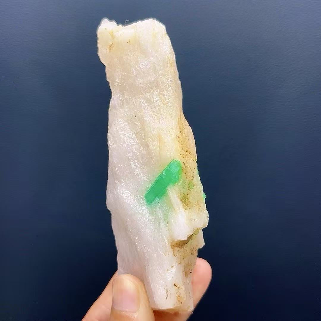 5A170G  Gorgeous gem-green fluorite