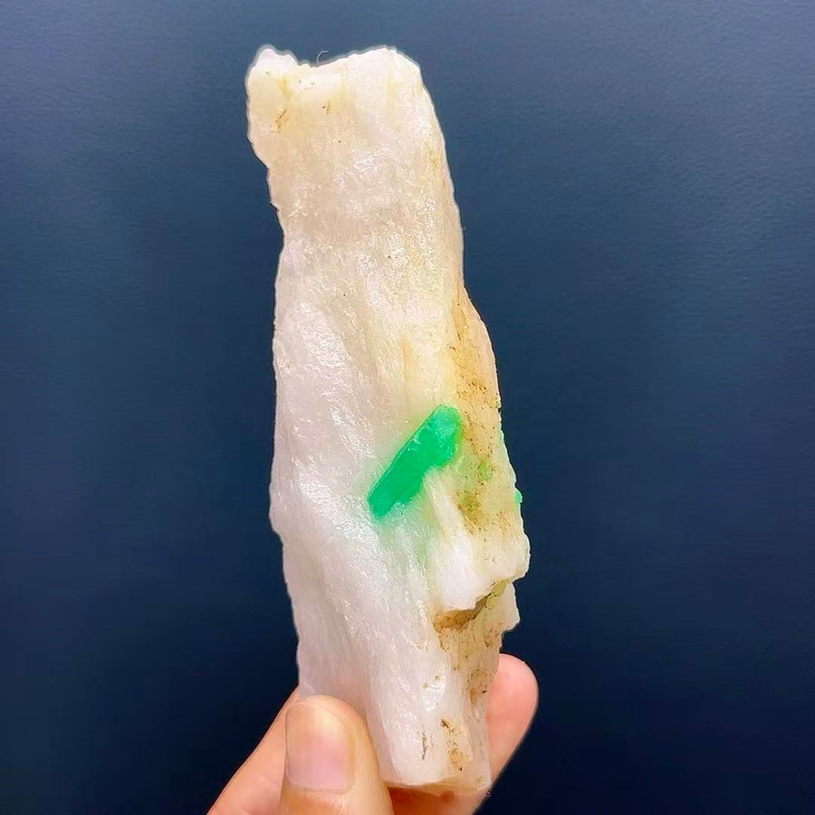 5A170G  Gorgeous gem-green fluorite