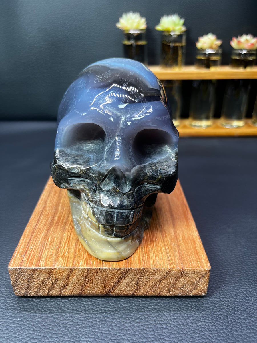 5A720G  Natural Uv reaction volcano stone / Crystal Skull
