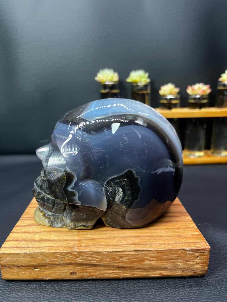 5A720G  Natural Uv reaction volcano stone / Crystal Skull