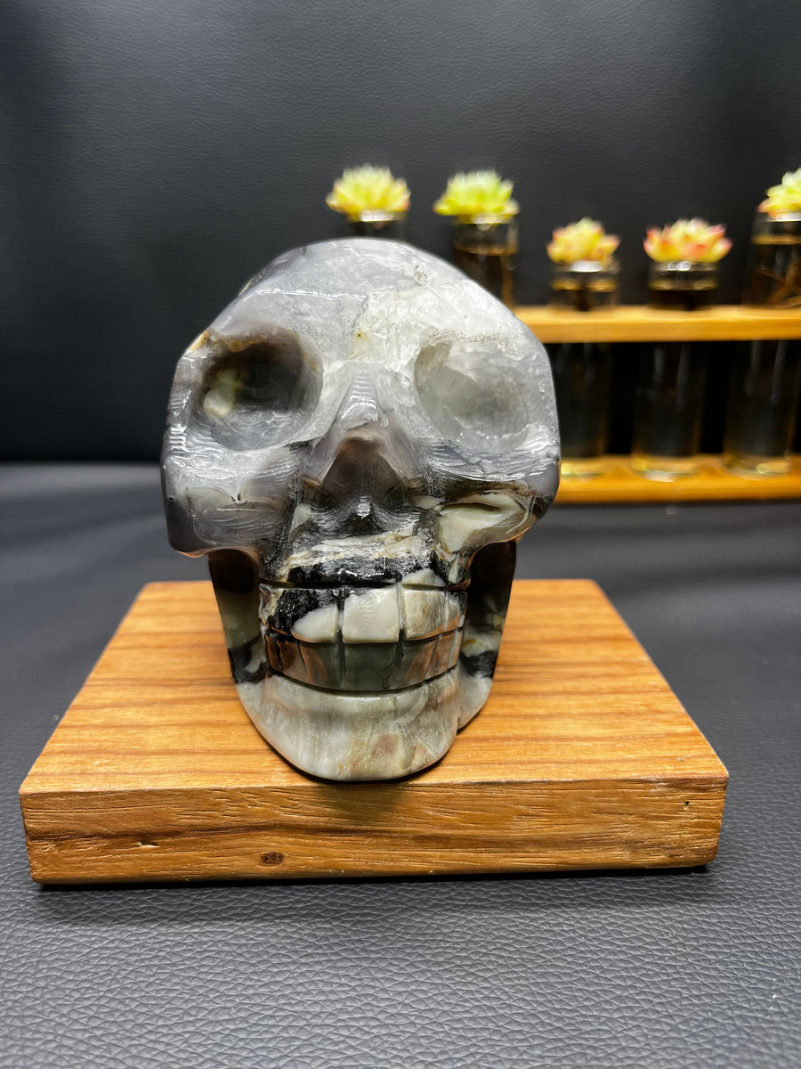 5A720G  Natural Uv reaction volcano stone / Crystal Skull