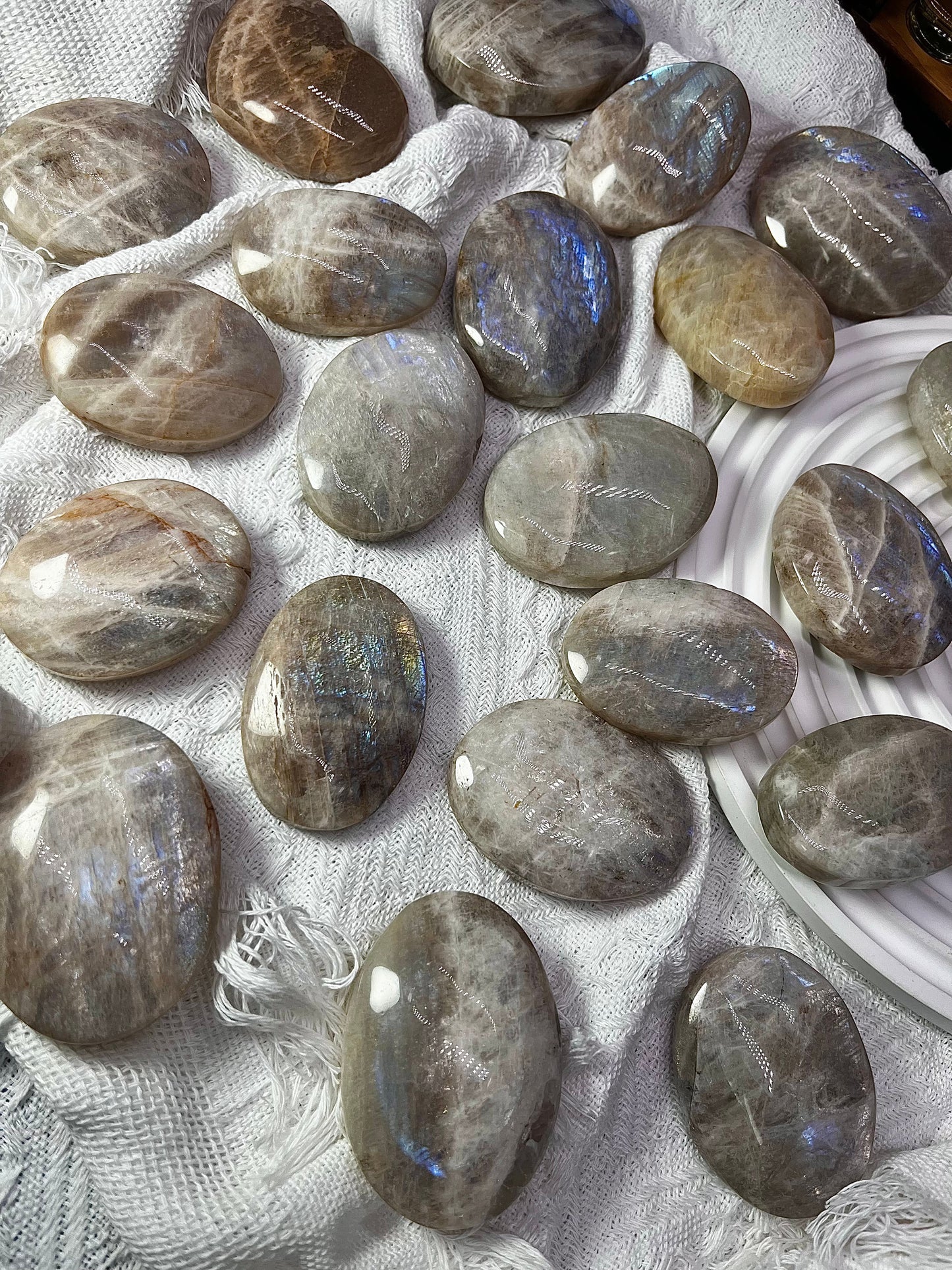 5A90G Natural Labradorite & Moonstone rhombus rainbow palm stone