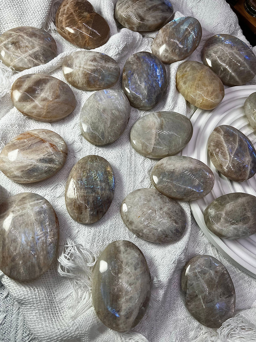 5A90G Natural Labradorite & Moonstone rhombus rainbow palm stone