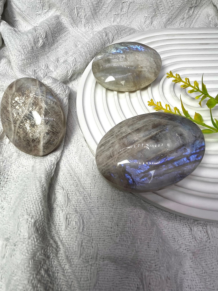 5A90G Natural Labradorite & Moonstone rhombus rainbow palm stone