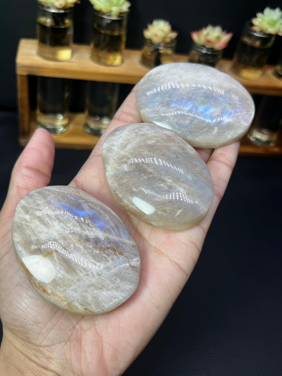 5A90G Natural Labradorite & Moonstone rhombus rainbow palm stone