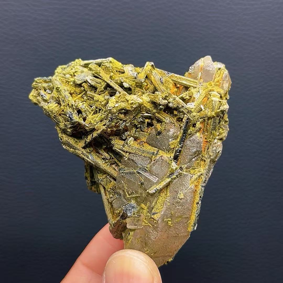 5A50G    Gorgeous green garnet intergrown with quartz