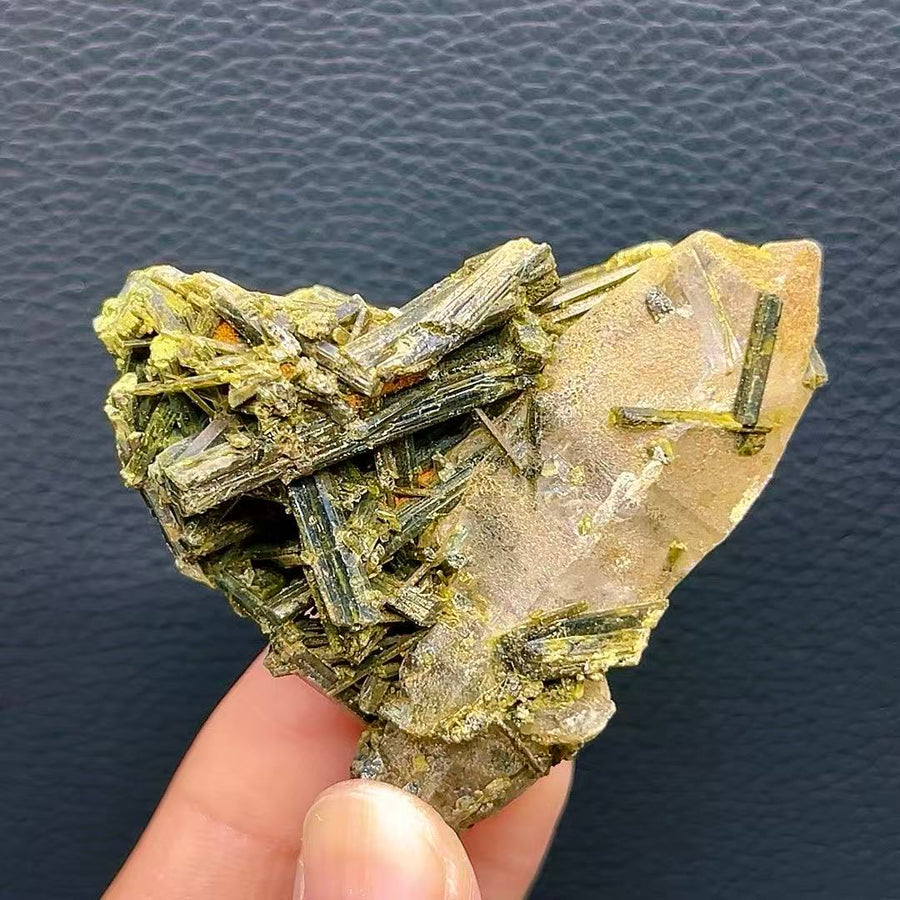 5A60G    Stunning epidote & clear quartz intergrowth
