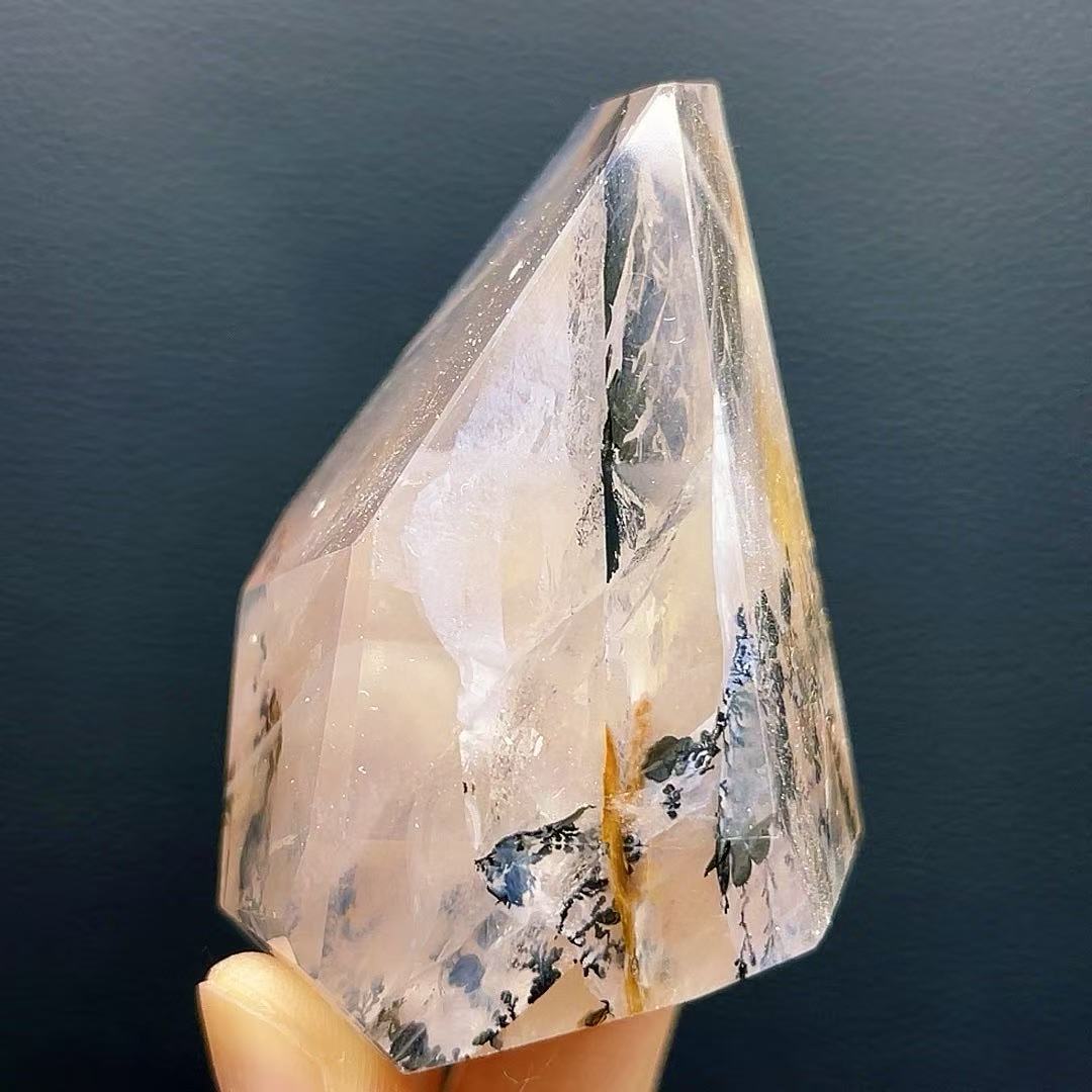 5A140G    Stunning freeform tree garden quartz