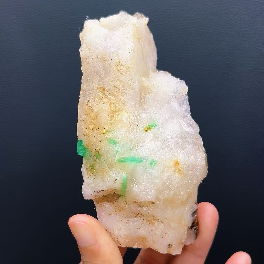 5A170G  Gorgeous gem-green fluorite