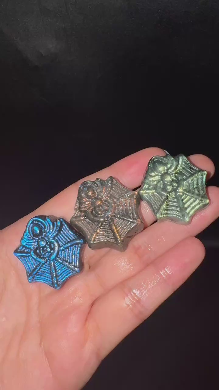 A00017 Natural labradorite spider caving (green blue orange) flash
