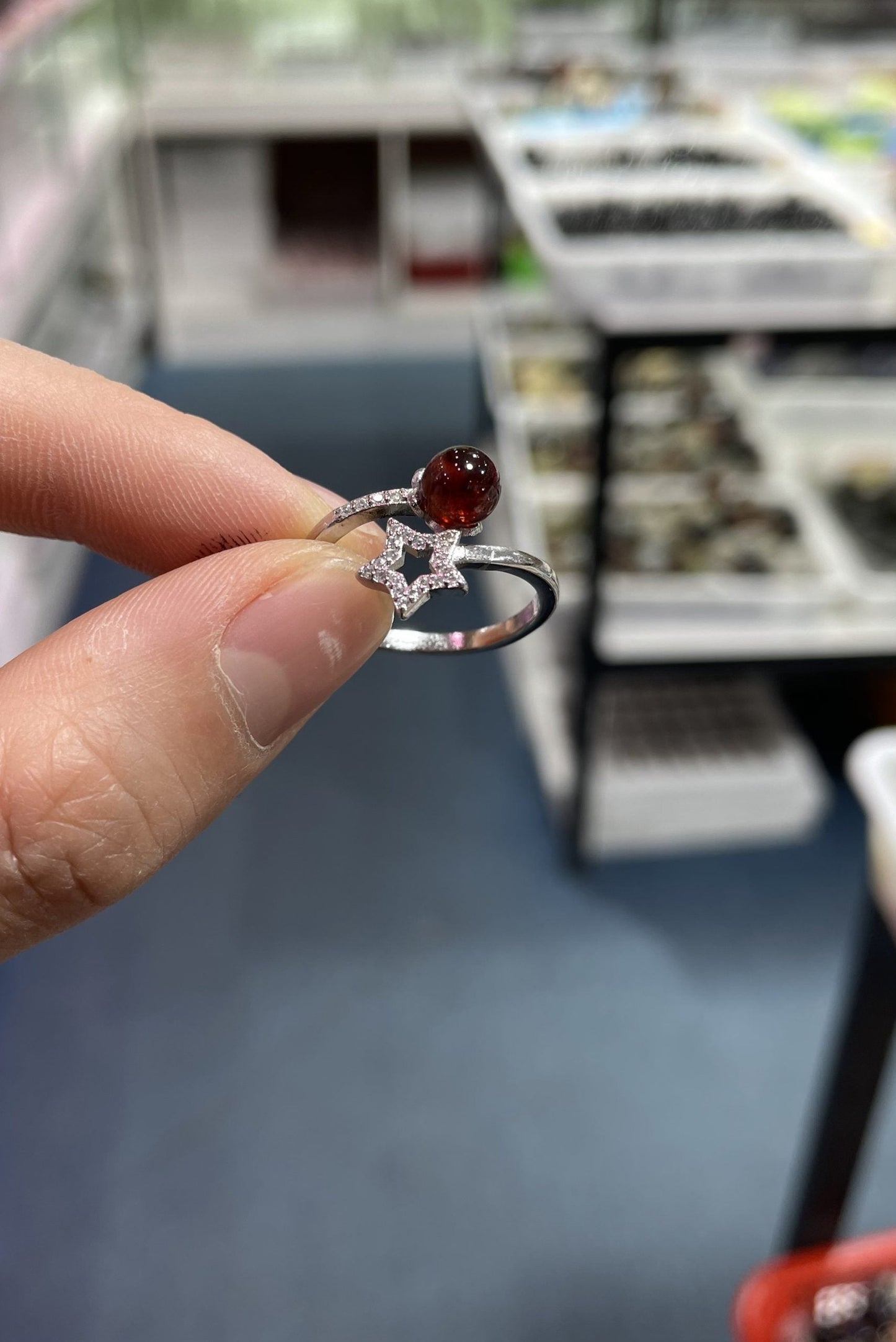 Garnet ring-star